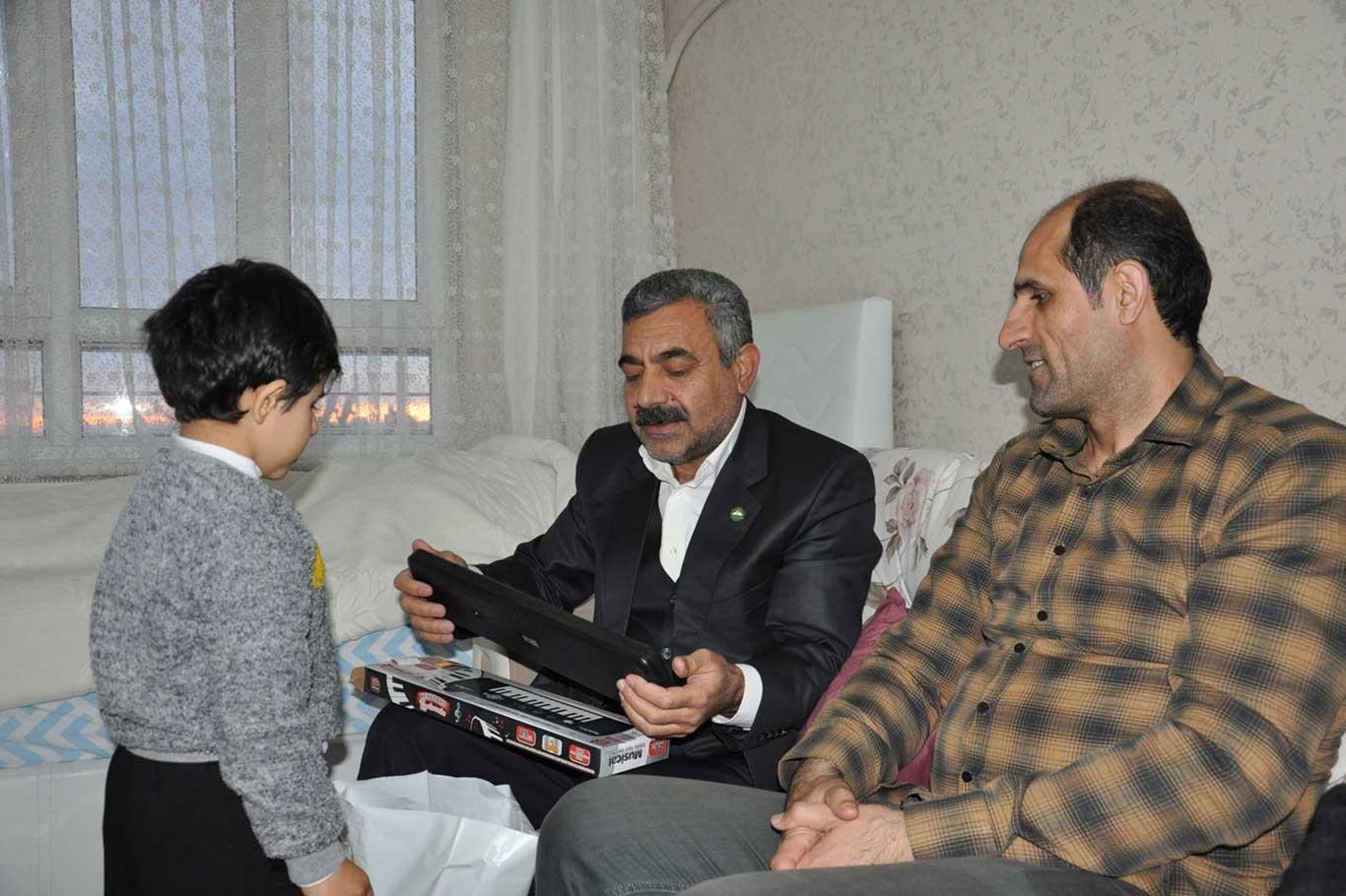 HÜDA PAR Batman heyeti, çocukları ölümcül hastalığa yakalanan Abay ailesini ziyaret etti